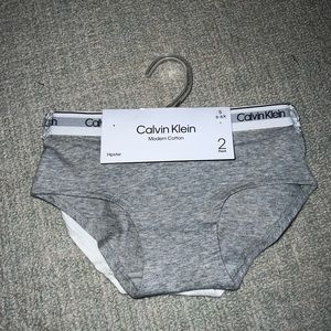 New kids calvin Klein 2 pack panties; cotton hipster size 6/6x white/gray